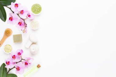 Spa aromaterapi kozmetik ürünler konsepti, orkide, bir metin için bir arkaplan, düz uzanma, yukarıdan görünüm.