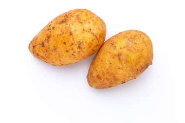 Beyaz arka planda izole edilmiş patatesler. Düz yatıyordu. Üst görünüm.