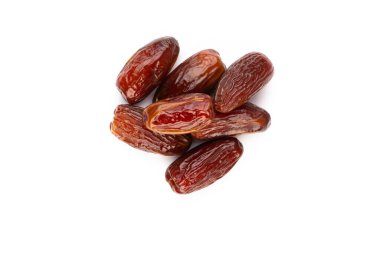 Kuru tarihler beyaz arkaplanda izole edilmiş. Üst Manzara. Düz uzanma deseni.