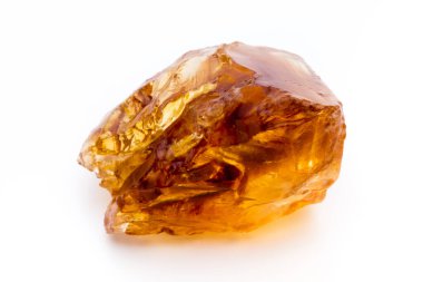 Kahverengi karamelli şeker küpü beyaz zemin üzerinde izole.