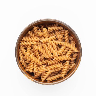 Tahta bir kasede bütün fusilli makarna.