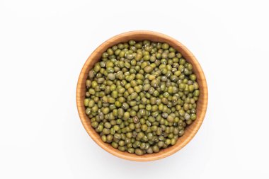 Mung fasülyesi, beyaz arka planda izole edilmiş Vigna radyatör tohumları.