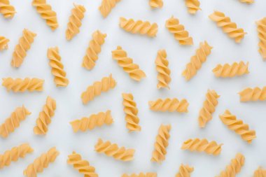 Pastel arka planda makarnadan yapılmış desen. Düz yatıyordu.