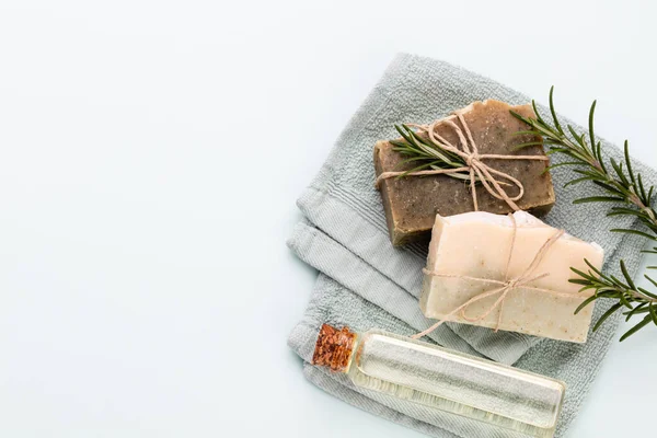 Pastel arka planda el yapımı doğal sabun..