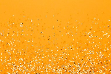 Şenlikli pastel arka plan. Noel yıldızları ve parıldayan parıltılar, pastel arka planda konfeti. Noel zamanı. Düğün için. Doğum günü. Sevgililer Günü. Düz yatıyordu.