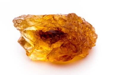 Kahverengi karamelli şeker küpü beyaz zemin üzerinde izole.