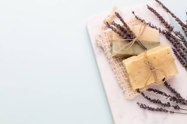 Pastel arka planda el yapımı doğal sabun..