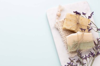 Pastel arka planda el yapımı doğal sabun..