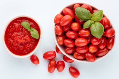 Pasta masasında taze domatesler. Domates arka planı, sağlıklı sebze ve fesleğen yaprakları..