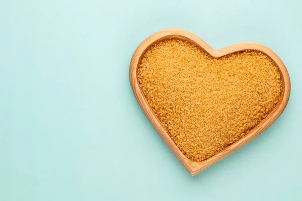 Hnědý Cukr Srdci Dřevěná Mísa Tvar Pasttel Pozadí — Stock fotografie