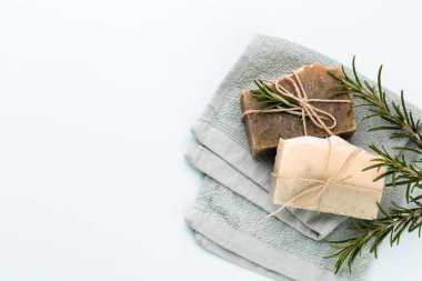 Pastel arka planda el yapımı doğal sabun..