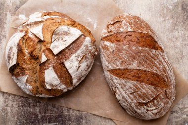 Ekmek arkaplan, üst görünüm, siyah ve çavdar somunları.