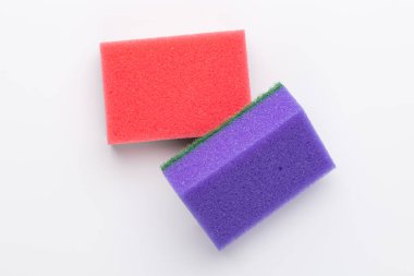 beyaz arkaplanda izole edilmiş süngerler.