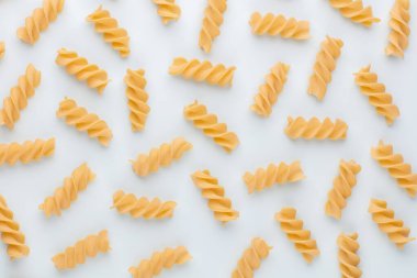 Pastel arka planda makarnadan yapılmış desen. Düz yatıyordu.