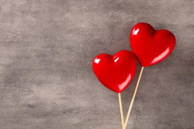 Pastel arka planda iki kırmızı kalpli sevgililer günü arkaplanı.