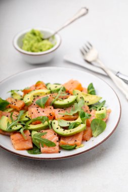 Avokado ile somon salatası, keto ve düşük karbonhidrat diyeti için. Paslı arkaplan, üst görünüm, kopyalama alanı.