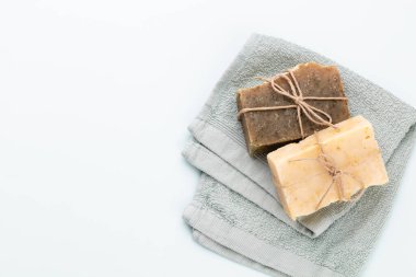 Pastel arka planda el yapımı doğal sabun..