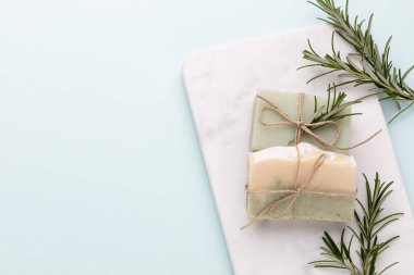 Pastel arka planda el yapımı doğal sabun..