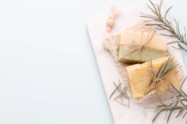 Pastel arka planda el yapımı doğal sabun..