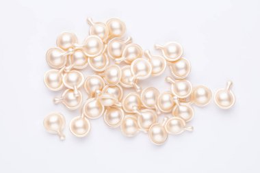 Beyaz arkaplan üzerinde izole seramik kapsüller.