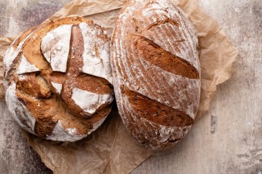 Ekmek arkaplan, üst görünüm, siyah ve çavdar somunları.