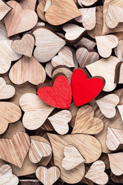 Tahta Kalpler Arka Planda Kırmızı Bir Kalp — Stok fotoğraf