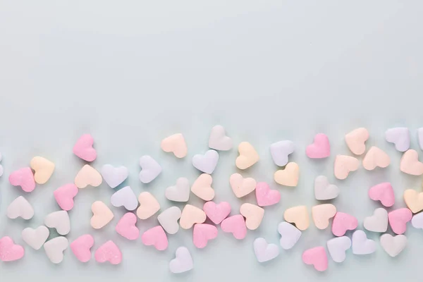 Valentýna Složení Sladkými Srdíčky Pastelově Modrém Pozadí Valentýnské Přání Byt — Stock fotografie