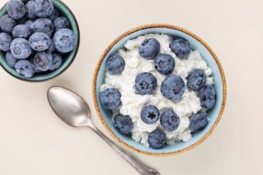 Yaban mersinli süzme peynir, taze böğürtlen, keto sağlıklı kahvaltı konsepti, üst manzara..