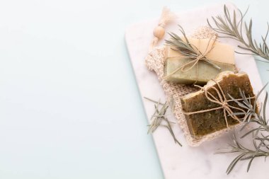 Pastel arka planda el yapımı doğal sabun..