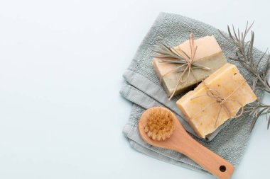 Pastel arka planda el yapımı doğal sabun..