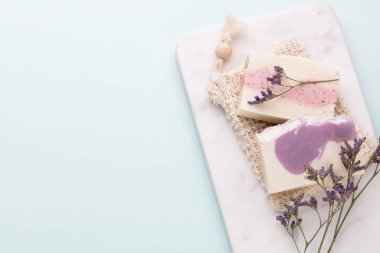 Pastel arka planda el yapımı doğal sabun..