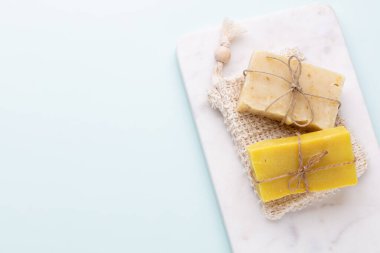 Pastel arka planda el yapımı doğal sabun..