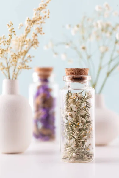 Getrocknete Homöopathie Blumen Mit Flasche Natürliche Kräutermedizin Kräutermedizin Homöopathie Beendet — Stockfoto