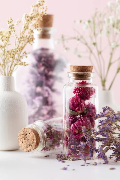 Getrocknete Homöopathie Blumen Mit Flasche Natürliche Kräutermedizin Kräutermedizin Homöopathie Beendet — Stockfoto
