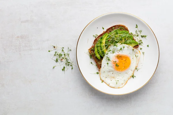 Keto Kahvaltısı Sahanda Yumurta Avokado Ekmek Keto Diyet Kavramı — Stok fotoğraf