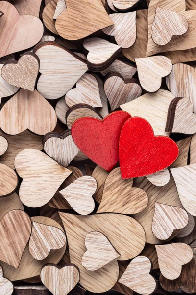 Dřevěné Srdce Jedno Červené Srdce Pozadí Srdce — Stock fotografie