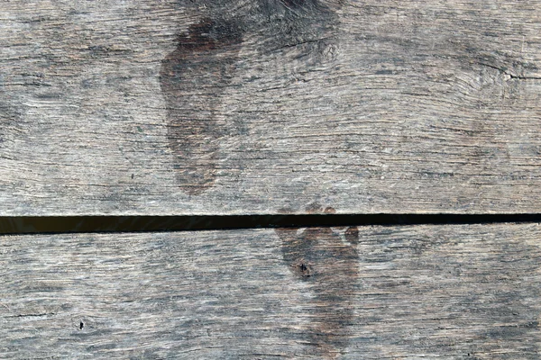 Pranchas de madeira com impressões de pés nus — Fotografia de Stock