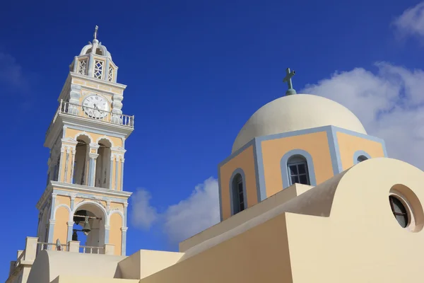 Igreja Católica na ilha de Santorini, Fira, Grécia . — Fotografia de Stock