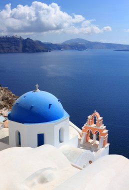 Mavi kubbe ve çan santorini Island, Yunanistan.