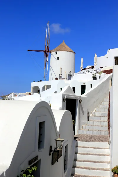 Moinho de vento tradicional na aldeia de Oia na ilha de Santorini, Grécia — Fotografia de Stock