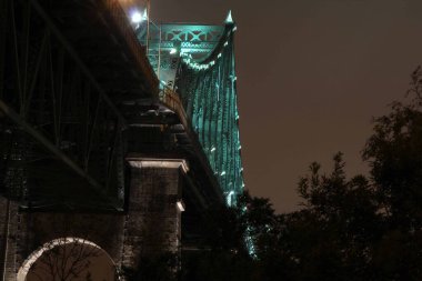 İnşaattan gece çekimlerine kadar köprü altında.