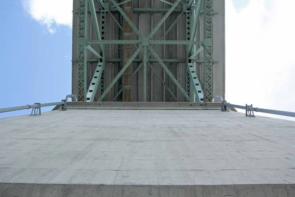 建設から夜間撮影までの橋の眺めの下で — ストック写真