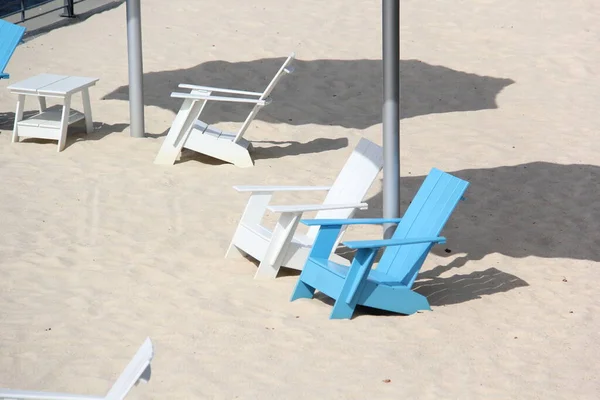 Färgglada Strandstolar Finns Olika Miljöer Med Sand Och Paraply — Stockfoto