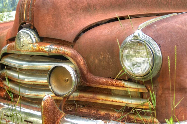 Fim Dianteiro Carro Velho Enferrujado Abandonado Campo — Fotografia de Stock