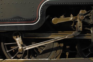 Buhar makinesinin vitesi istasyonda yolculuk için hazır.