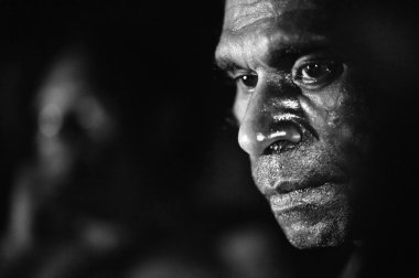 siyah beyaz asmat adam portresi