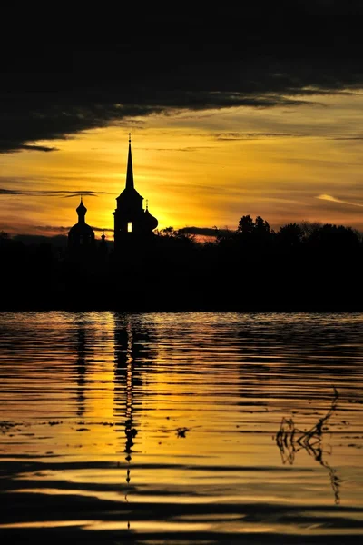 Silhouette Monastère Nikolo Medvedsky à la lumière du coucher du soleil — Photo