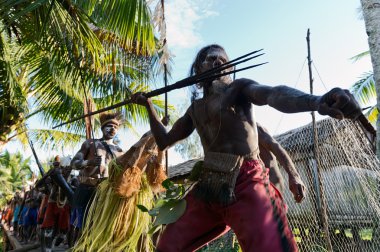 Jow Köyü, asmat district, Irian jaya, Yeni Gine, Endonezya - Haziran 28: spirit maske olarak onlar Köyü doroe tören tur somutlaşan Atalar Köyü izler. 28 Haziran 2012 jow Köyü, asmat, Irian jaya Eyaleti, Endonezya