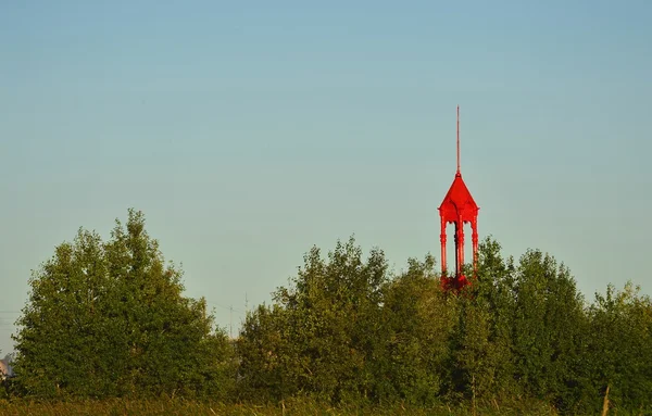 Starý Maják Červené Železa Zelené Keře Pozadí Modré Oblohy — Stock fotografie