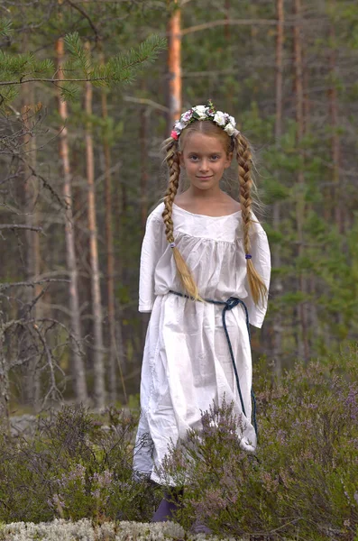 常緑の木の白いドレスの少女の森ニンフ — ストック写真